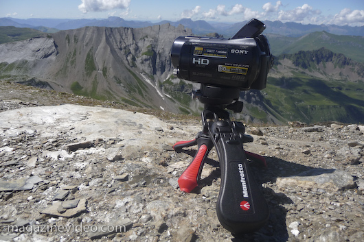 Stabilisateur Camescape MONOSTEADY Nouveau venu dans la famille MODO, le MODOSTEADY (brevet) a pour particularit son ergonomie, son design, son ingniosit et ses multiples fonctions qui optimisent l’utilisation d’un camscope. Compos de 3 bras pliants, d’un compartiment  contrepoids  (avec 5 plaques amovibles en acier), d’une poigne et d’un systme de plateau rapide rotatif avec dcentrement micromtrique, il se transforme rapidement en : 1. En crosse d’paule, la poigne se transforme trs facilement en crosse d’paule. Le MODOSTEADY devient alors une extension du corps. 2. En stabilisateur avec contrepoids . Il doit tre rgl afin de trouver la position d’quilibre idale, en fonction du poids et du centre de gravit du camscope. 3. Enfin, en trpied de table. Le bras d’extension tant alors repli et la poigne ouverte, le MODOSTEADY devient alors un trpied de table. Informations complmentaires :  Caractristiques techniques Poids 0.5000 kg Charge admissible 0.7 kg Fixation 1/4