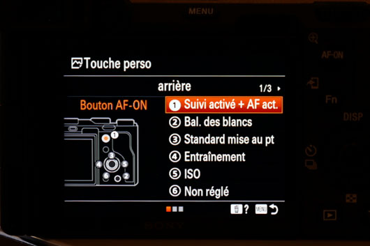 Le Ralenti / Acclr (S&Q) est aussi de la partie avec une position ddie sur le commutateur, ce qui est plus immdiat dans l'action.

L'A7C offre un nouveau systme de stabilisation intgre sur 5 axes (gain 5 IL) et une plage dynamique maximale jusqu 15 IL (en Photo). Efficacit vrifie avec toutefois un petit tl en ma possession (20-60mm). Mais mme en marchant, on obtient des rsultats pas mauvais. Fait remarquable, on peut choisir une stabilisation auto ou manuelle. Dans ce dernier cas, c'est l'utilisateur qui paramtre la focale dans laquelle il souhaite que la stabilisation agisse. Pas mal... 

L'Alpha regorge de Profils - valables en photo comme en vido - qu'on trouve sur les gros botiers de la marque ou les camras pour prosumers (AX700 / NX80 / Z90). Si vous voulez faire du Flat, vous avez le slog2 et s-log3. Si c'est le HDR qui vous tient  coeur pour des images  l'exposition dlicate, vous disposez de plusieurs variantes de HLG. Enfin si vous dsirez juste un Profil prformat, vous dipsosez des grands classiques : Still, Movie, Cine1, Cine2, etc. b

On retrouve les Menus Sony habituels dans lesquels il est facile de dambuler, une fois bien habitu  la logique gnrale (attention les Profils sont dans la section Photo). Par contre, l'emplacement de la touche Menu (centrale) est tout sauf pratique car elle est trop loigne du Joystick quadri-directionnel.

